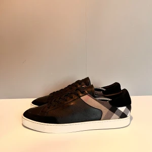 Burberry skor - Säljer ett par snygga burberry skor i storlek 44, cond 9/10. Tillkommer endast skor!