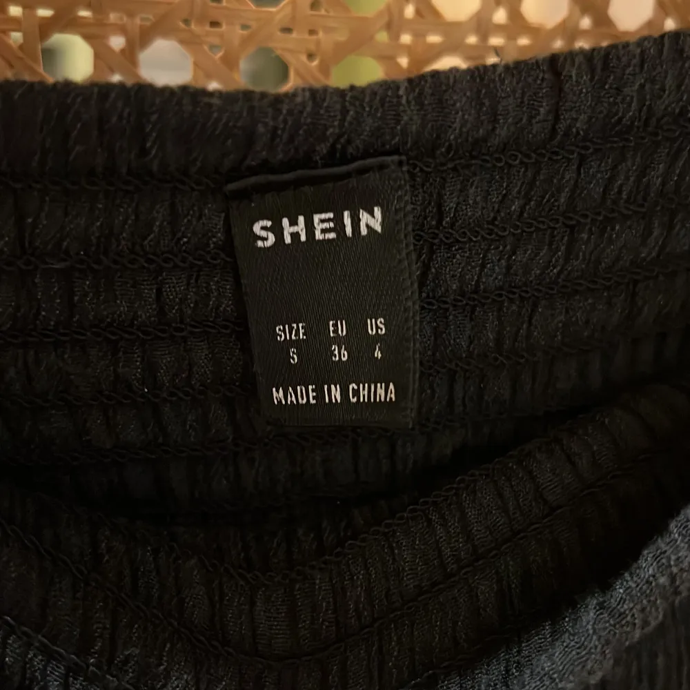 Säljer min volang kjol från Shein. Har använts mycket men ser fortfarande fin ut. Den är svart och i storlek XS/S . Kjolar.