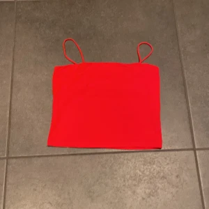 Röd topp - En topp som används en gång och är slutsåld i butik. 