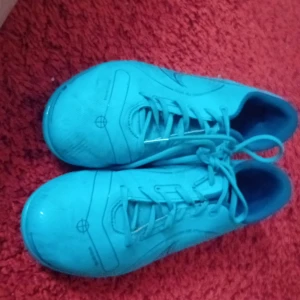 Fotbollsskor - Ett par finna fotbollsskor som blev nästan akdrig använda med storlek 38 dem är lite smutsiga men det är inte mycket.