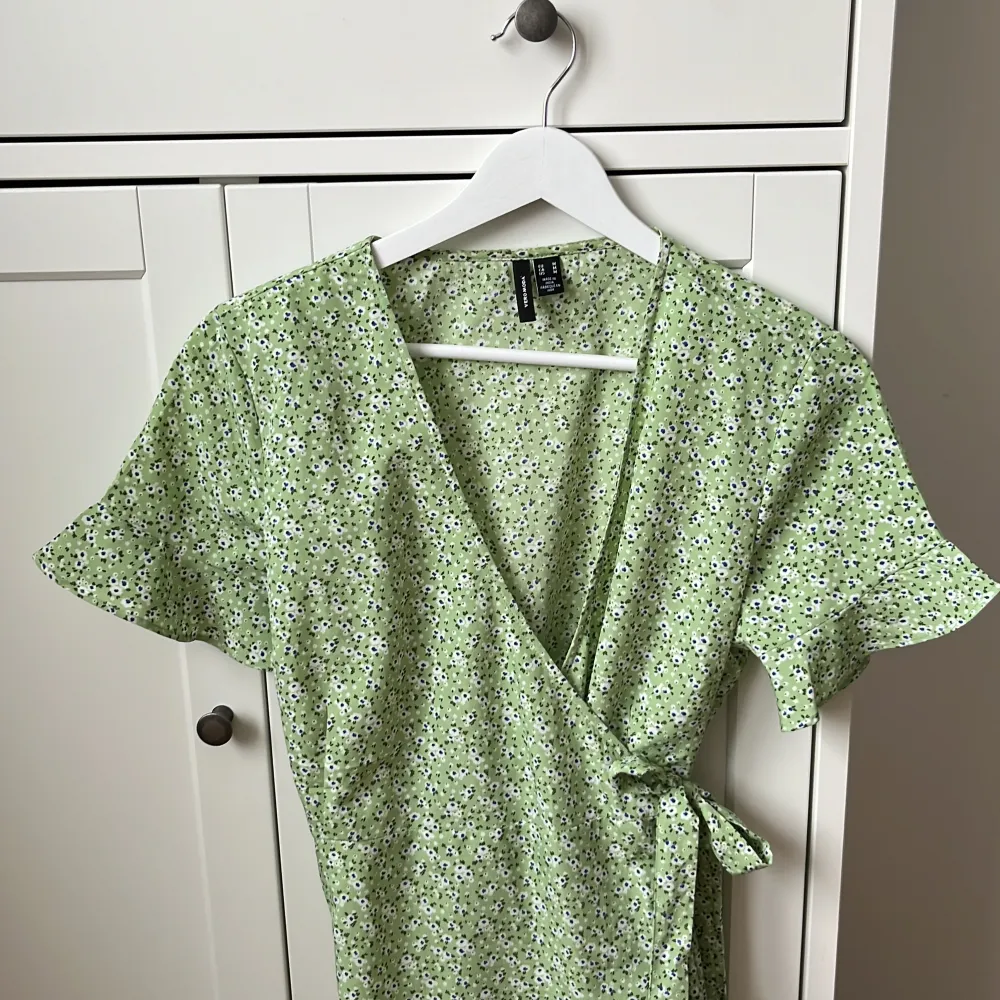 Superfin grön klänning från vero Moda. Aldrig använd så helt i nyskick!. Klänningar.
