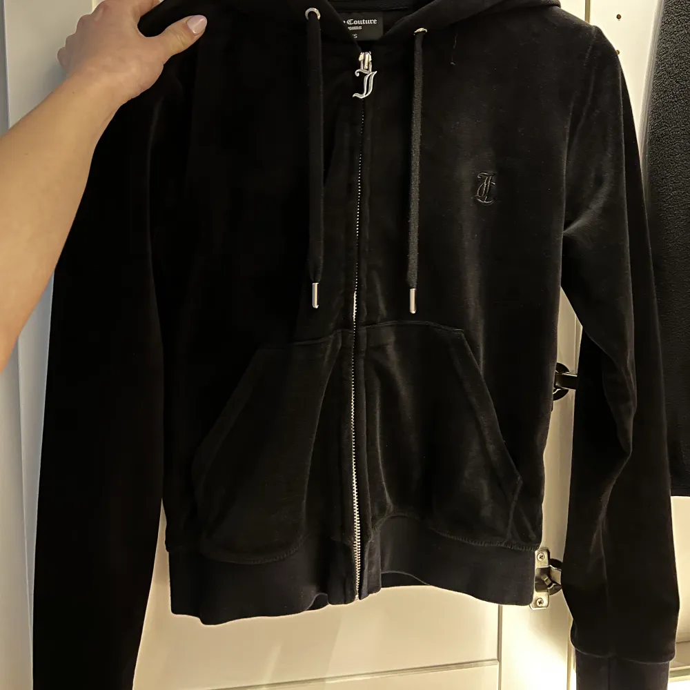 En vanlig svart velour zip hoodie i bra skick. Säljer den på grund av att den har blivit för liten för mig. . Hoodies.