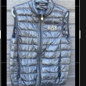 Armani väst  - Säljer min väst som är i bra skick. Tyvärr kommer den inte till användning längre. Köpte för 1500kr, säljer västen för 360+frakt.
