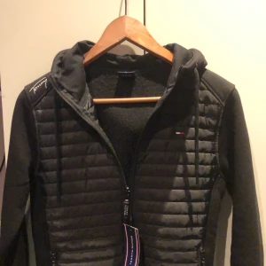 Tommy Hilfiger hybrid jacka  - Säljer en ny hilfiger cardigan i storlek S men skulle även kunna passa som XS, har inte används, säljer för 850 priset kan diskuteras 