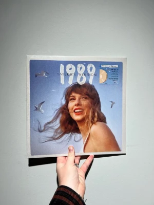 Taylor Swift - 1989 (taylors version) tangerine edt vinyl - Ny och inplastad. Skickas spårbart för 39:- via plick ”köp nu”. Kan också hämtas upp i Uppsala eller Gävle. Besök gärna våra butiker i ovan nämnda städer. Vid köp av flera skivor så samfraktar vi