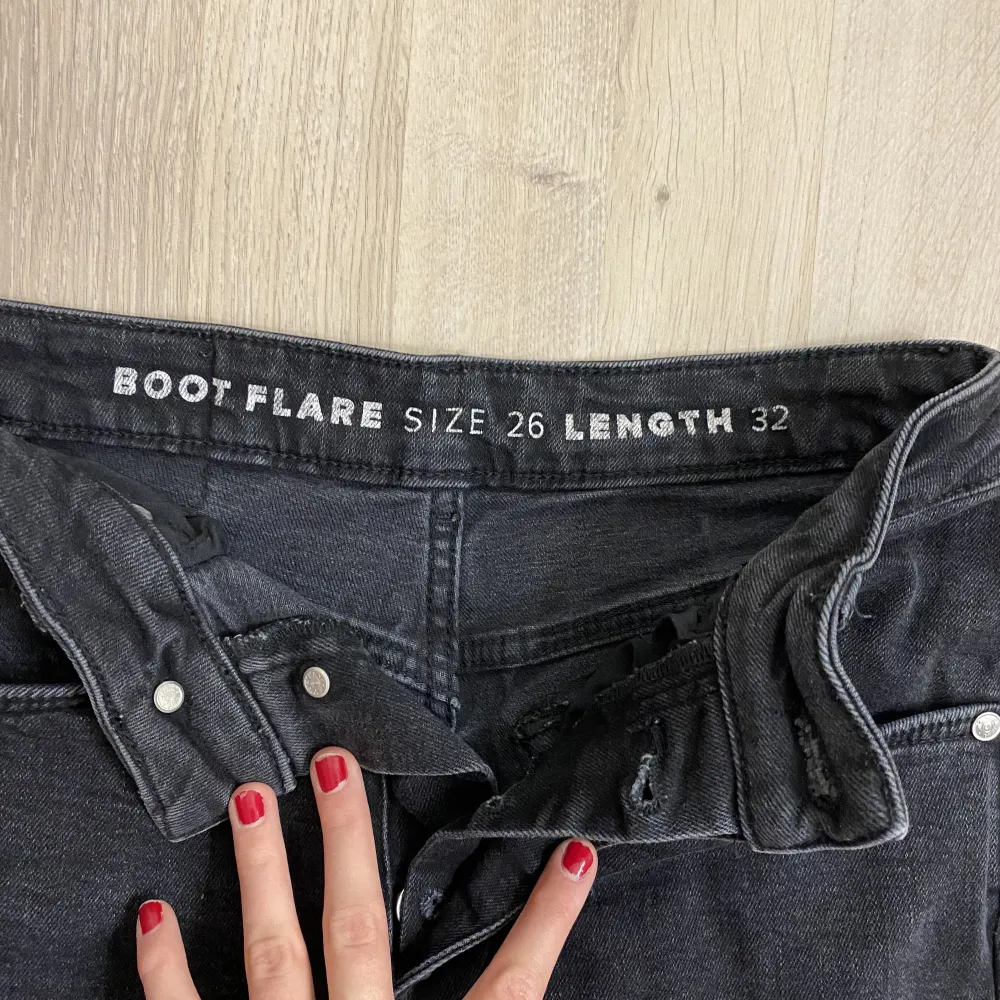 Jättesnygga svarta jeans från BikBok, använd endast några gånger så i stort sätt i nyskick. Säljer pga lite förstora för mig. Kan diskutera priset vid snabb affär💕Nypris: 599kr. . Jeans & Byxor.