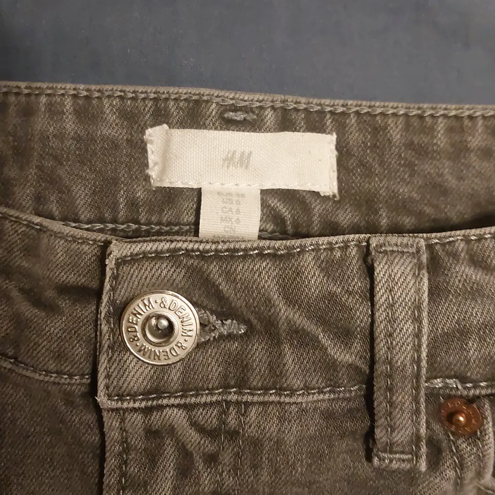 Säljer urvuxna jeans, köpta från h&m. Lite slitna längst ned i benen men är annars i toppskick!. Jeans & Byxor.