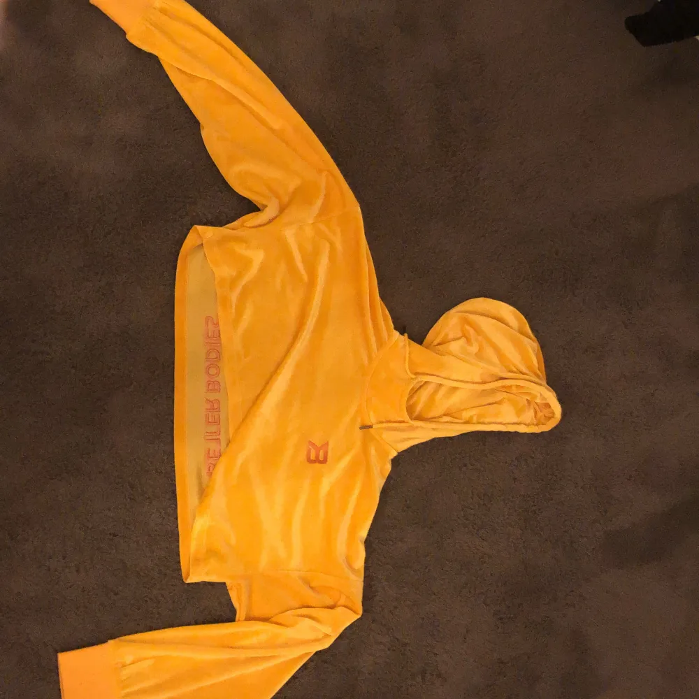 En väldigt luftig och skön tränings magtröja från better bodies i en fin sol gul färg med silkes tyg. Hoodies.