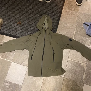 C.P Company Jacka - Tunn vår/vind jacka.  9/10 cond Inga skador Köpt på NK för ca 3500kr (2021-22)