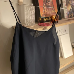 Fint urringat linne  - Perfekt under kavaj till jobb, fint skick och i magisk mörkblå    Justerbara axelband 