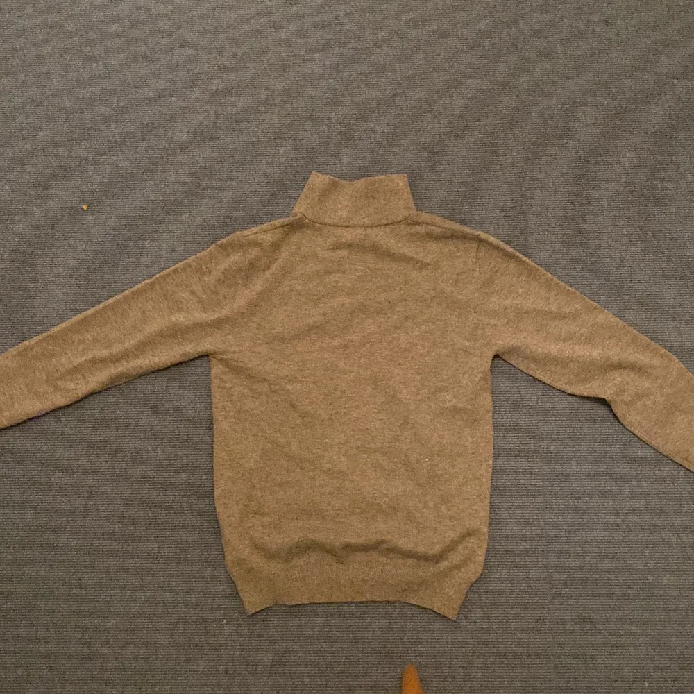 Säljer denna cashmere tröjan.Tröjans skick är 9/10 använd fåtal gånger perfekt för vintern. Tröjor & Koftor.