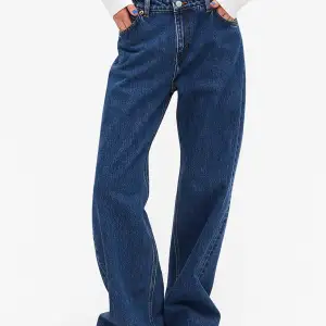 monki jeans med baggy passform. färgen stämmer bäst överens med första bilden! strl 25 och använda ett fåtal gånger. köptes för 500kr