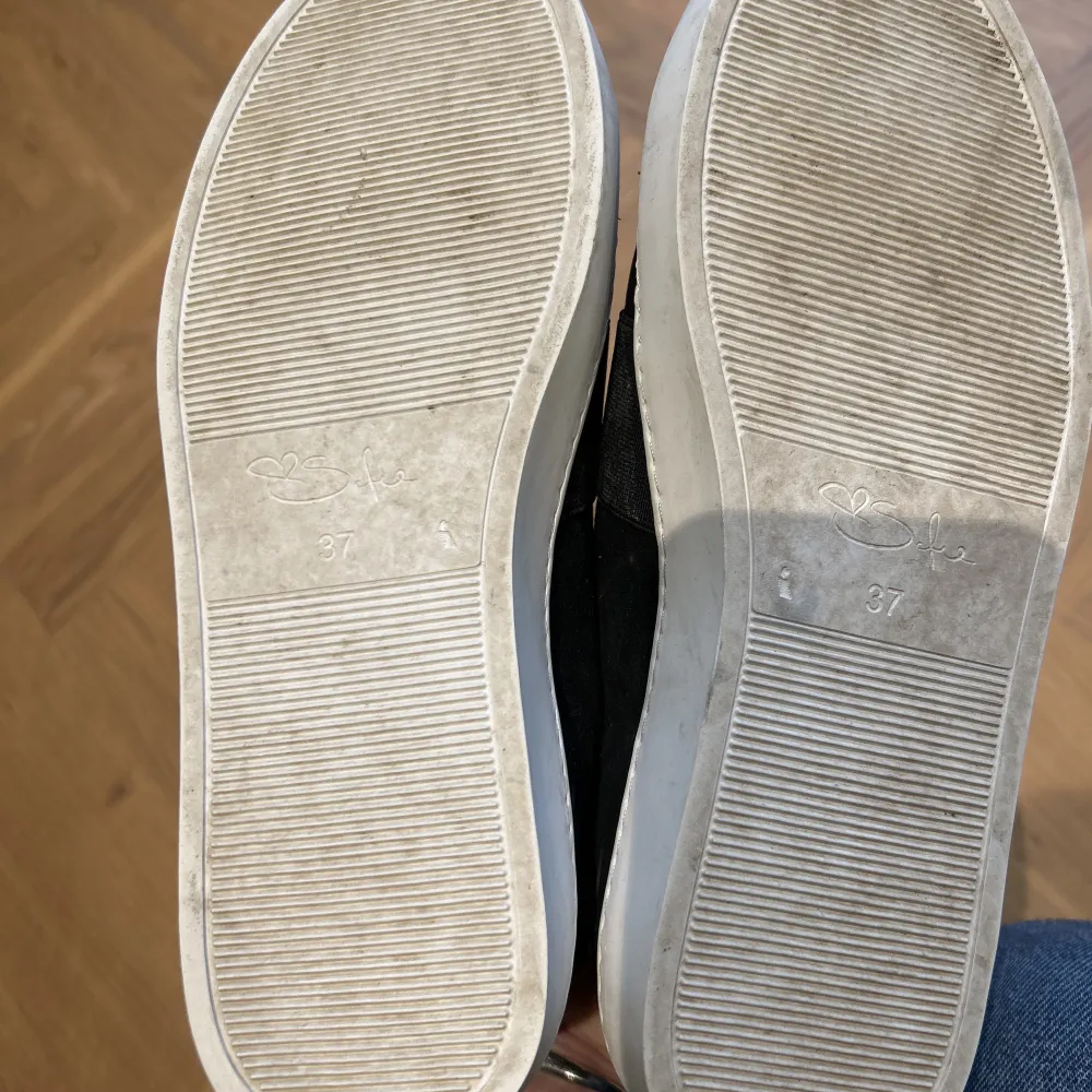 Sneakers från Sofie Bly.  Storlek: 37 Material: Vegan läder Använd, men utan anmärkning.. Skor.