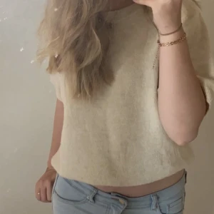 Stickad kortärmad  - superfin stickad kortärmad tröja! 