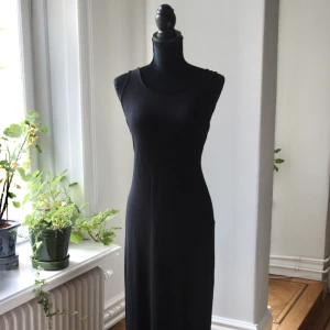 Långklänning -  MEASUREMENTS length - 120 cm chest - 36 cm waist - 43 cm bottom - 50 cm 