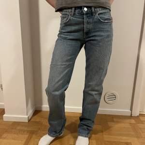 Snygga mid waist jeans från zara!!❤️Dom är lite slitna längst ner (skriv till mig för fler bilder). Annars är de i väldigt bra skick!!💕