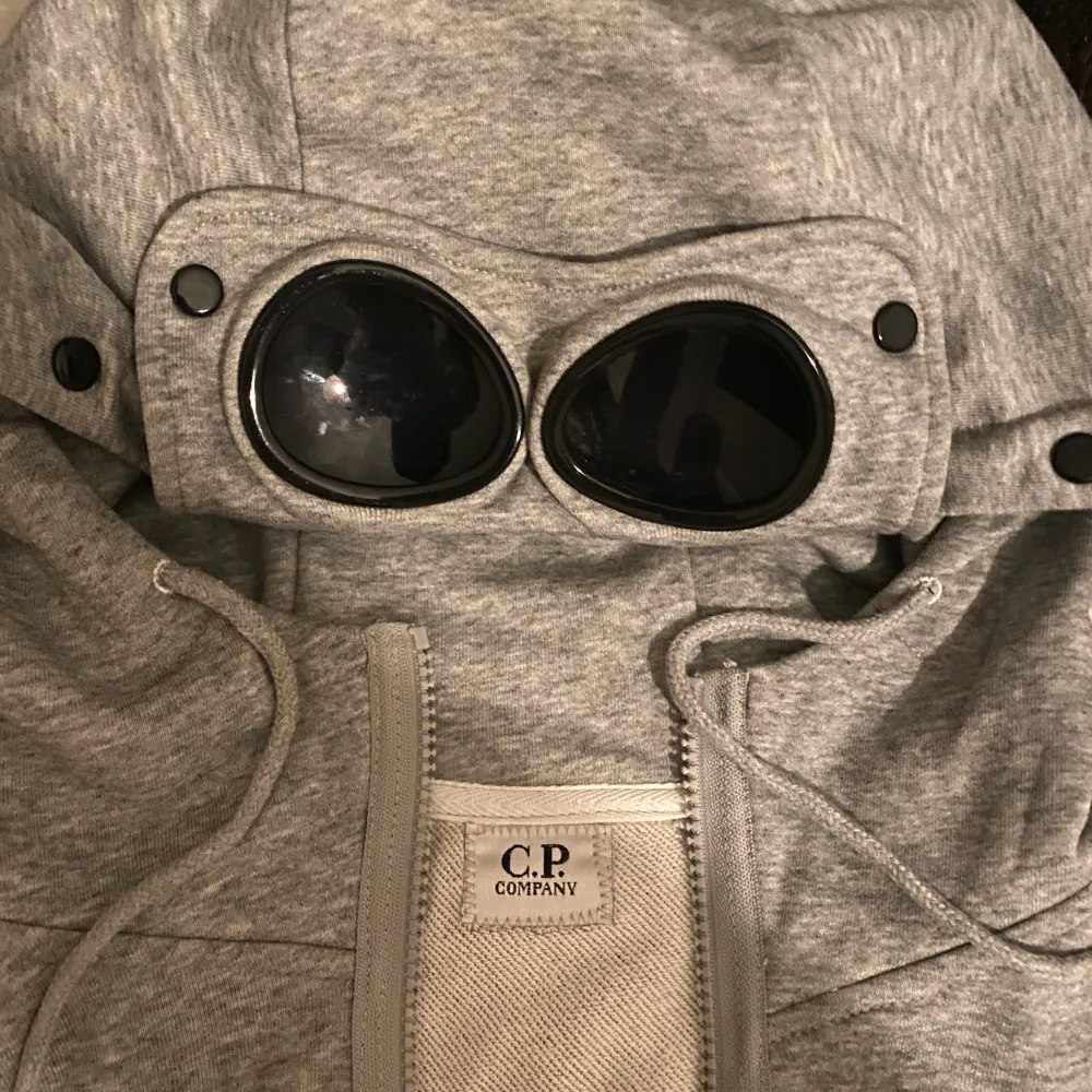 En fin CP company hoodie i fint skick i storlek M Pris kan diskuteras. Hoodies.
