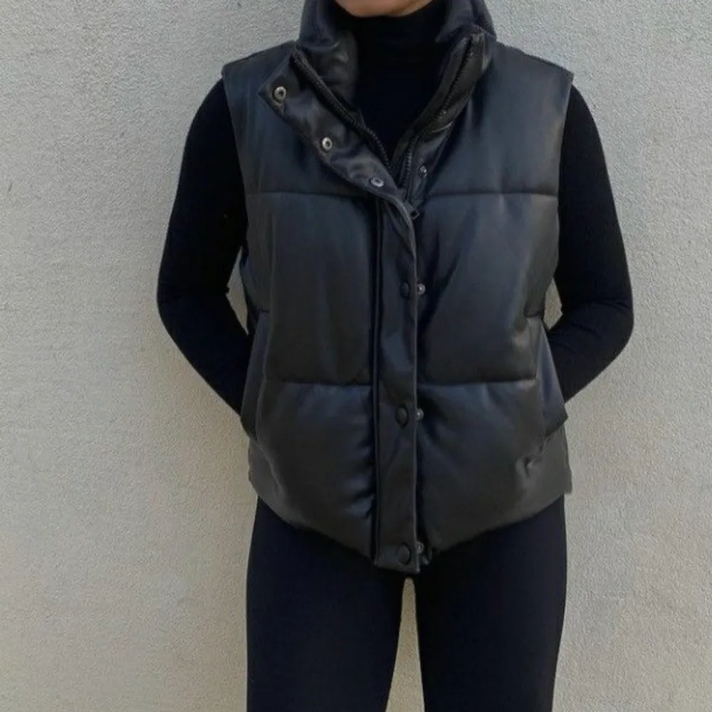 ”Faux Leather Vest” från Zara, strl M men sitter bra på S-XS också. Bra skick!🙌🏼Skriv för egna bilder mm.. Jackor.