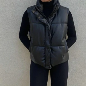 Väst - ”Faux Leather Vest” från Zara, strl M men sitter bra på S-XS också. Bra skick!🙌🏼Skriv för egna bilder mm.