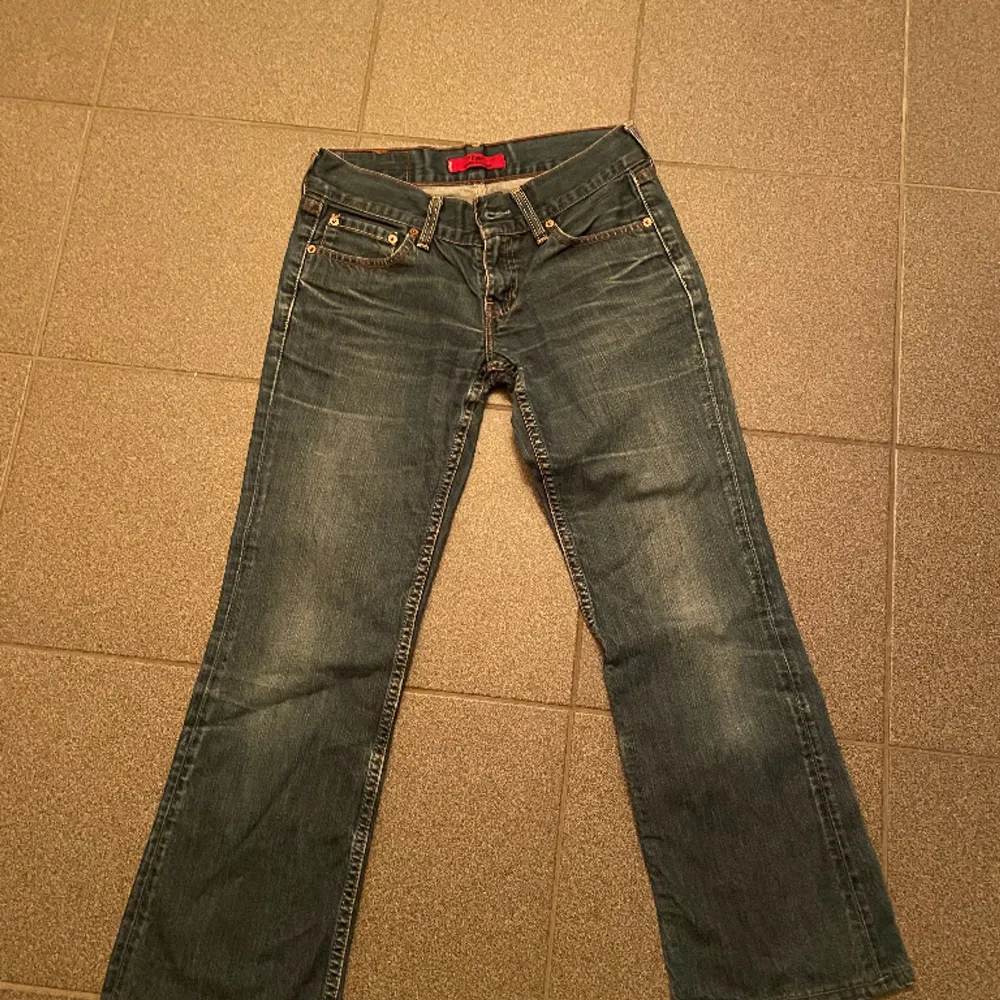 Hej säljer dessa jeans då de var för korta för mig, priset kan diskuteras :). Jeans & Byxor.