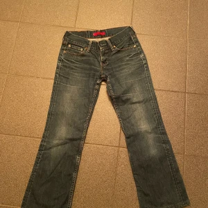 Lågmidjade jeans  - Hej säljer dessa jeans då de var för korta för mig, priset kan diskuteras :)