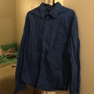 Enkel blå skjorta från Dressmann  - Blå skjorta från Dressmann, strl M, slim fit. Fint skick! 