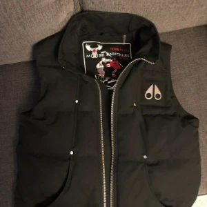 Moose knuckles väst - Moose väst i bra skick. Köpt för 6200kr Storlek M men passar L perfekt 