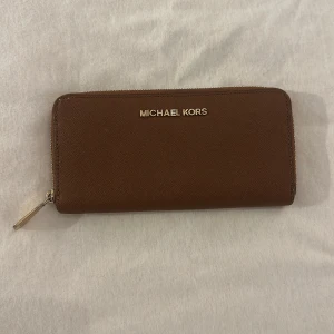 Michael Kors plånbok 🤎 - En mörk brun plånbok som är i bra Skick. Hyfsad stor plånbok jätte bra när man ska resa. ✨🤎