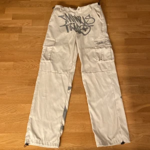 Minus two cargos  - Säljer mina minus two cargos i färgen vit och grå som inte kommer till användning vet ej om dem är äkta eller inte kan mötas upp om man vill köpa. Dem är riktigt bra och i bra skick. Har använt dem varsamt. Hör av er om ni är sugna