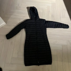 Dunjacka  - Lång dunjacka, lättviktjacka i storlek S.  Kan skicka fler bilder. 