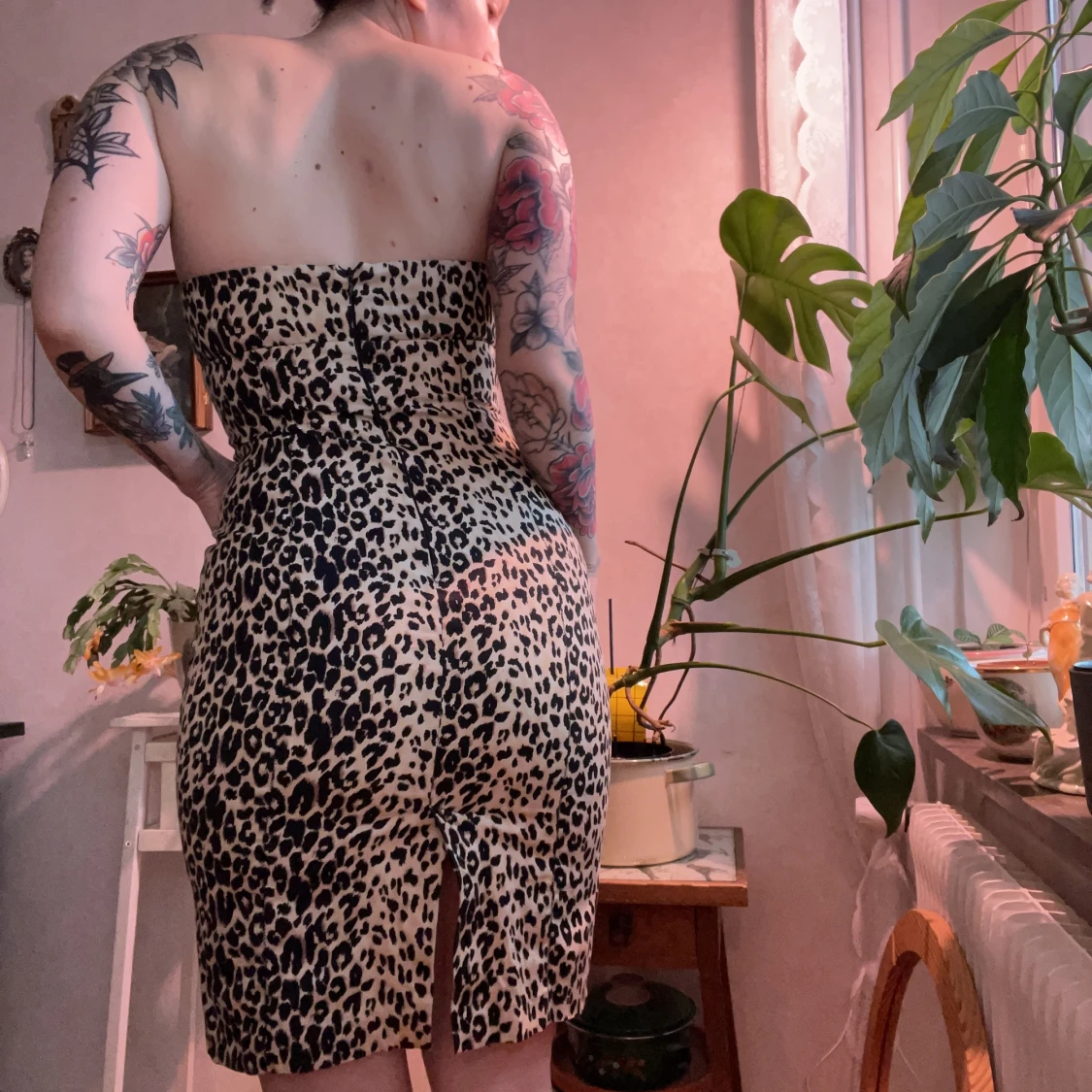 Leopard tajt klänning  - 1