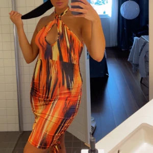 Färgglada klänningar  - Har dessa två klänningar cropped klänningar. Den ena är nyanser av orange och den andra är lila (se bild). Snygg urringning och sitter bra på kroppen! 🌸