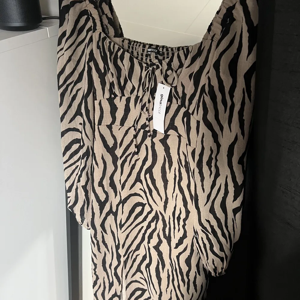 Säljer denna skitsnygga slutsålda klänning ifrån Gina 💕💋den kommer tyvärr aldrig till användning därför säljer ja den ✨ den är helt oanvänd och lapparna sitter kvar . Klänningar.