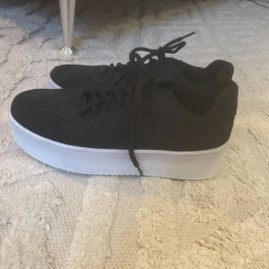 Svarta sneakers - Svarta sneakers med vit sula, sulan har en liten platå