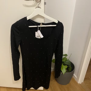 Långärmad svart klänning  - Helt ny Långärmad svart klänning i storlek S 