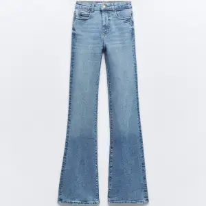 Säljer dessa jeans från Zara i hög midja och daler modell. Etiketter sitter kvar och har aldrig använts. Säljs då den ej passar längre.  Priset går att förhandla.