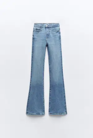 Säljer dessa jeans från Zara i hög midja och daler modell. Etiketter sitter kvar och har aldrig använts. Säljs då den ej passar längre.  Priset går att förhandla.