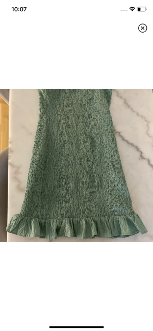 Zara klänning grön - Säljer denna i storlek XS, aldrig använd. 
