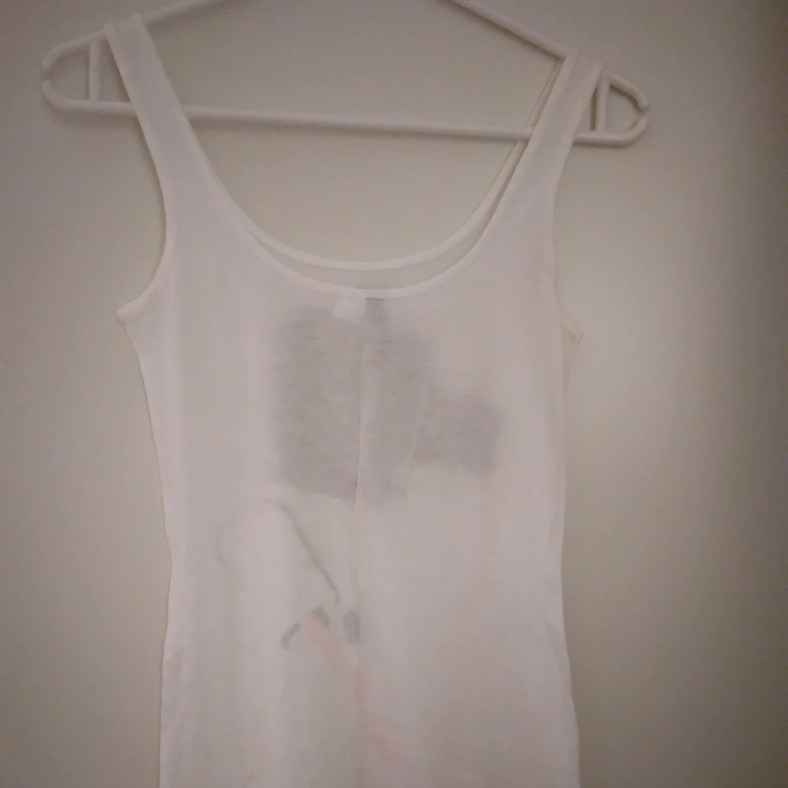 Vitt linne med tryck. Strlk: 32 / XS. Bomull. Felfri. - 1