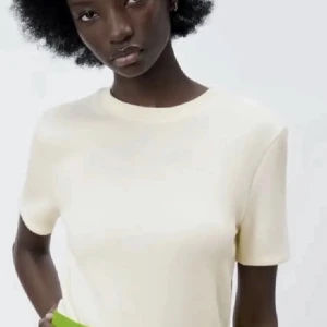 Stickad t shirt - Säljer min jättefina stickade t-shirt från zara! Nästan aldrig använd och därav i ny skick!💗