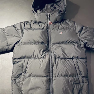 Tommy Hilfiger vinterjacka ny/oanvänt skick - Storlek M, köpte för 1 vecka sedan men det var fel storlek. Nypris:2600-mitt pris:1300