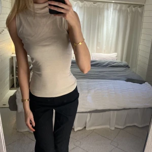 Polo Linne - Superfint linne med polokrage från Montego. Fint skick! Storlek M men passar S också! Skriv privat vid intresse🫶🏽