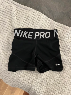 Nike PRO shorts - Använt men fint skick, säljer pga av att dom ej passar längre 