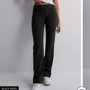 Low Waits suit pant  - Säljer 2 st lågmidjade kostymbyxor från Nelly i storlek 38. Det går att köpa styckvis såklart och båda är helt oanvända med förpackning och lappen kvar.