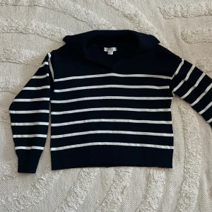 Stickad tröja - Jätte mysig stickad tröja från gina tricot Y kommer inte till användning så det är bättre att den får ett nytt hem, strl 146/152 80kr