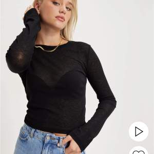 Säljer denna trendiga svarta tröja fr nelly😍 Slutsåld i de flesta storlekerna.  
