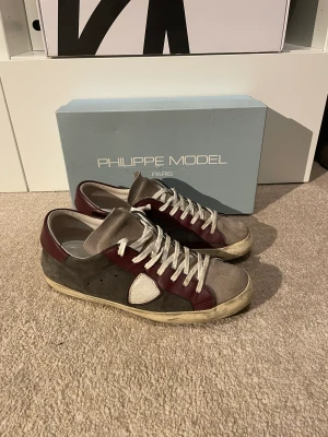 Philippe Model skor - Säljer dessa Philippe Model skor som är i storlek 41. Philippe Model är stora i storleken så sitter 1 storlek större! Har box till dom! Hör gärna av dig om du har frågor!