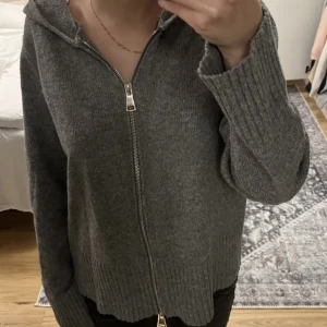 Grå kofta - Säljer denna så mysiga kofta/ huvtröja köp här på plick. Säljer då den inte kommer till användning. Hör av dig kring frågor eller annat💓!bilden är lånad!!