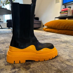 Bottega Veneta Tire Chelsea Boot - Nypris 12960/kr  Säljes för 7000kr använda 2 gånger. Kartong allt finns kvar