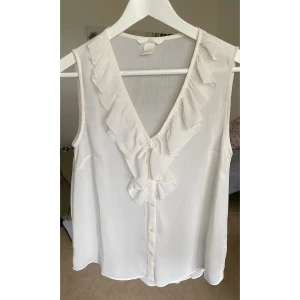 Blus med volanger - Tunn blus från H&M i fint skick. 
